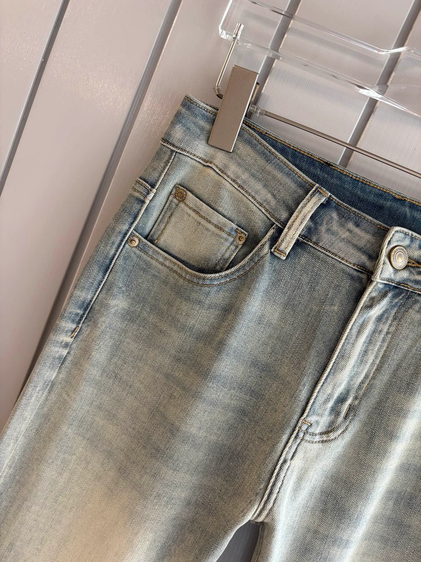 Ferragamo 41SS spring and summer jeans are coming. Premium version. Special counter-customized fabrics🌹Breathable, high comfort. Impeccable details. The design concept of brand elements reflects high quality. It feels delicate and soft. It presents casual tailoring and the upper body shape is awesome! Sizes: 28-38 (no 35.37)